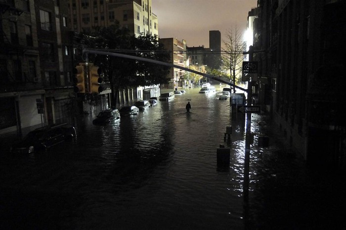 Những chiếc xe bị ngập nặng do bão Sandy trên đại lộ C và đường số 7 khu hạ Manhattan, New York hôm 30/10.